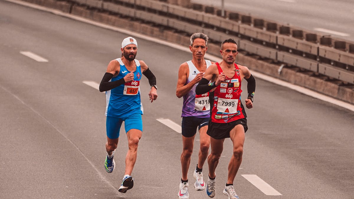 Zapatillas para velocidad vs zapatillas para fondo: cuál es mejor para correr en 2026