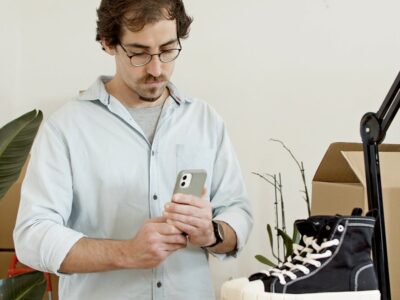 Tiendas físicas vs tiendas online: cuál es mejor para comprar sneakers baratos en España