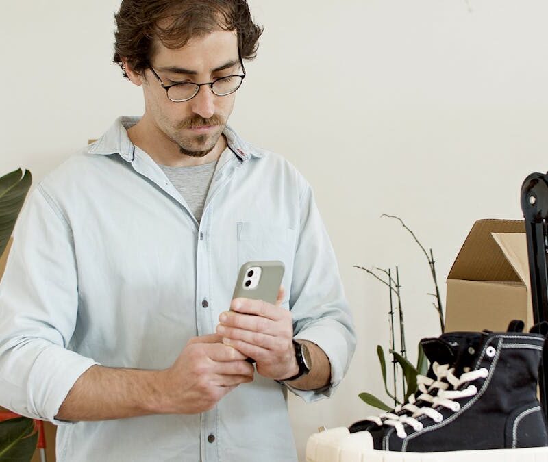 Tiendas físicas vs tiendas online: cuál es mejor para comprar sneakers baratos en España