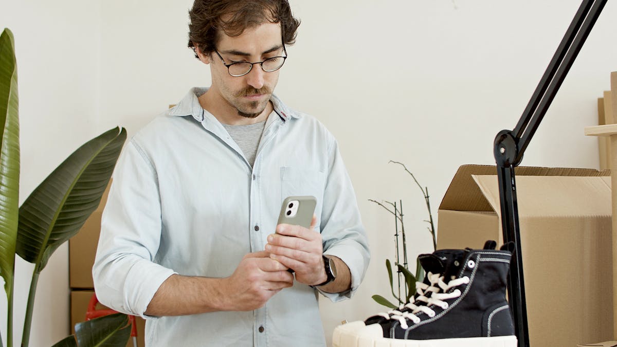 Tiendas físicas vs tiendas online: cuál es mejor para comprar sneakers baratos en España