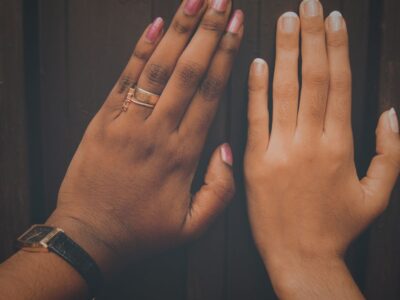 Anillos de acero o plata: qué diferencia el mantenimiento diario de cada uno