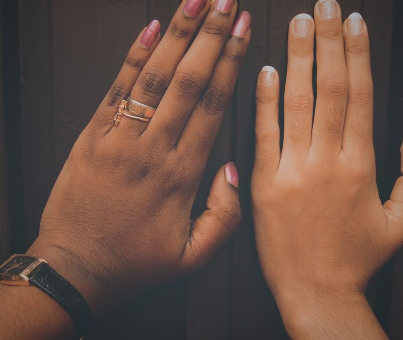 Anillos de acero o plata: qué diferencia el mantenimiento diario de cada uno