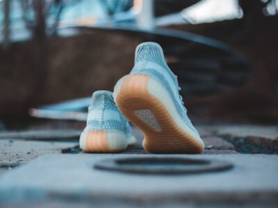Cómo blanquear las suelas amarillentas de tus zapatillas sin dañar el material