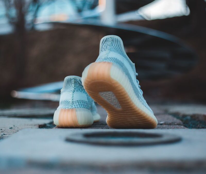 Cómo blanquear las suelas amarillentas de tus zapatillas sin dañar el material