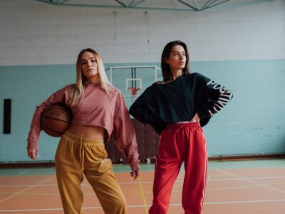 Boxy cut vs oversized en camisetas: en qué se diferencian y cuál te sienta mejor