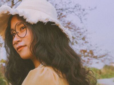 Bucket hat en otoño: qué tejido elegir para que siga teniendo sentido con frío