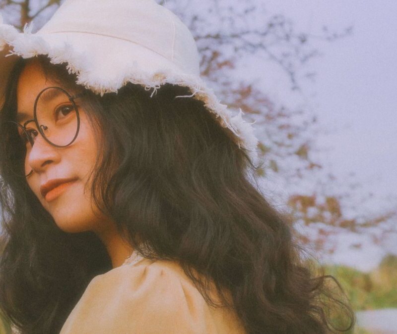 Bucket hat en otoño: qué tejido elegir para que siga teniendo sentido con frío