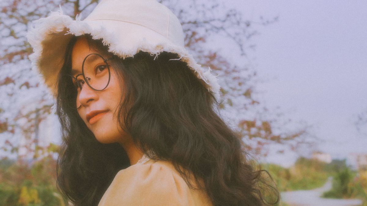 Bucket hat en otoño: qué tejido elegir para que siga teniendo sentido con frío