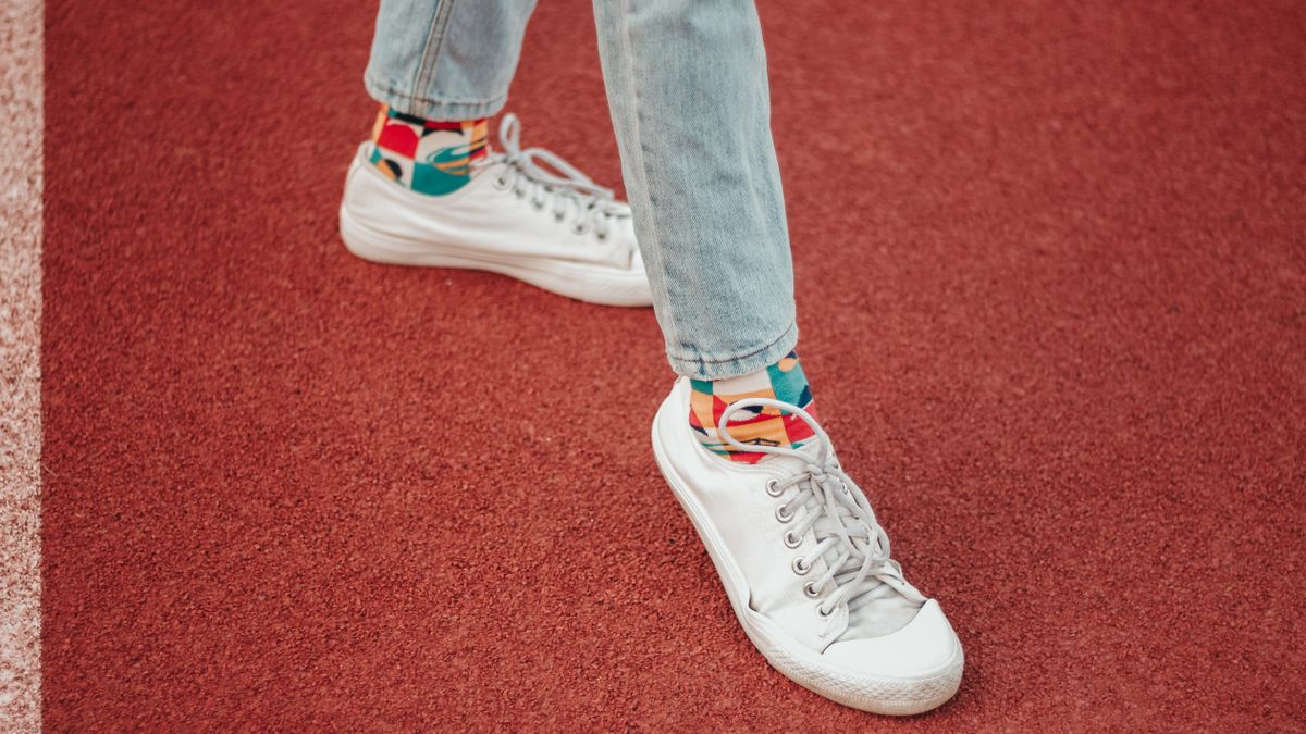 Cómo combinar el color de tus calcetines con las zapatillas sin romper el conjunto