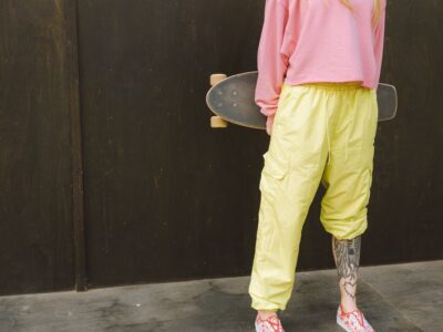 Cómo combinar unos cargo pants sin que el look se vaya de las manos