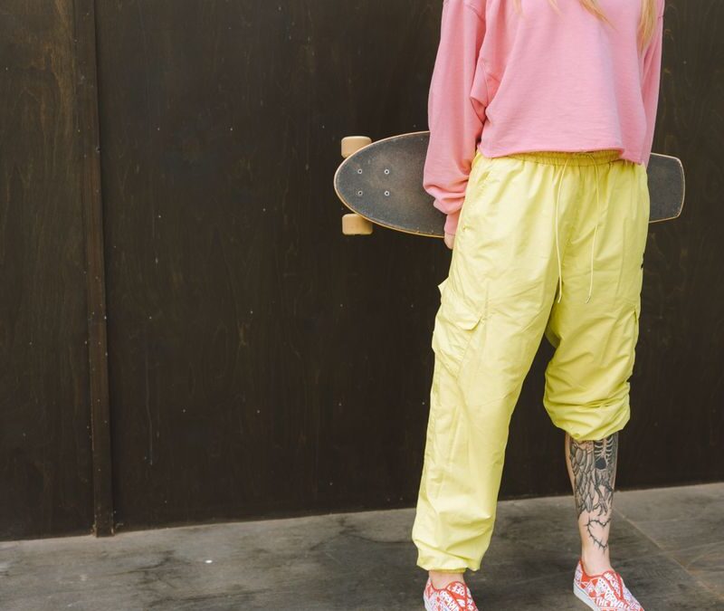 Cómo combinar unos cargo pants sin que el look se vaya de las manos