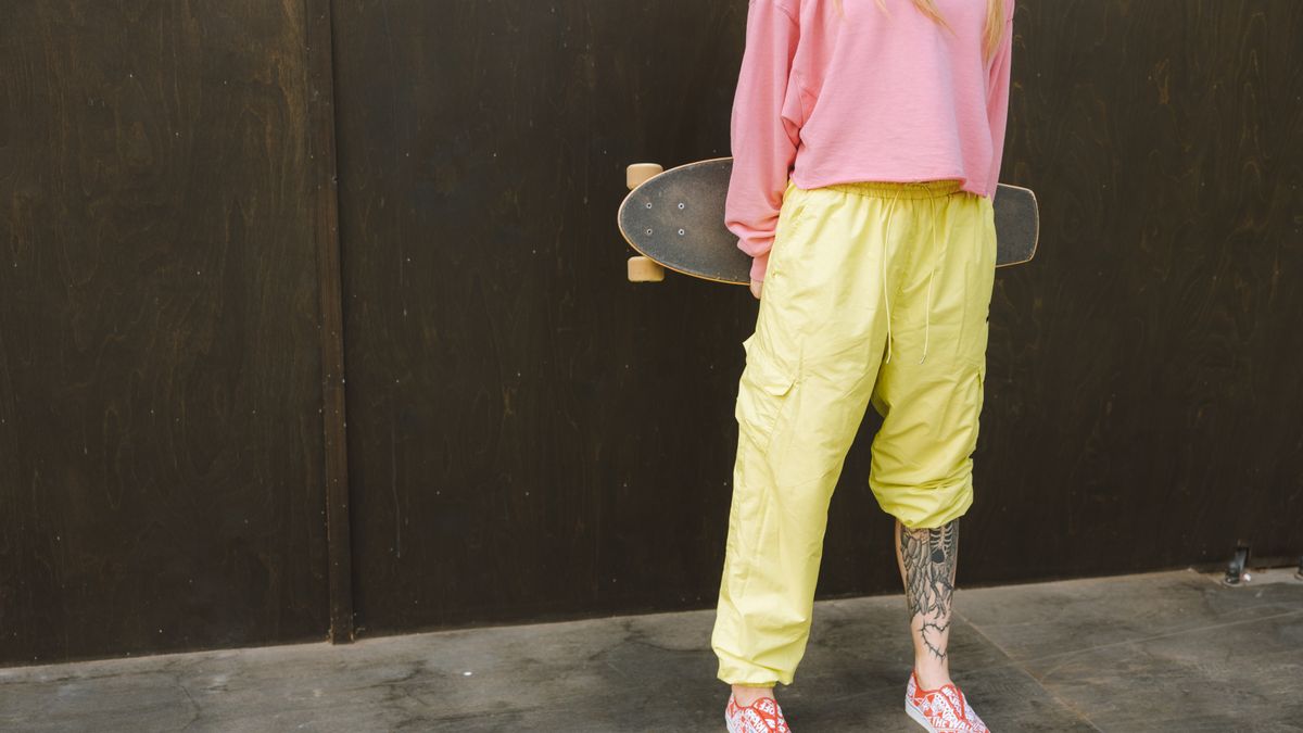 Cómo combinar unos cargo pants sin que el look se vaya de las manos