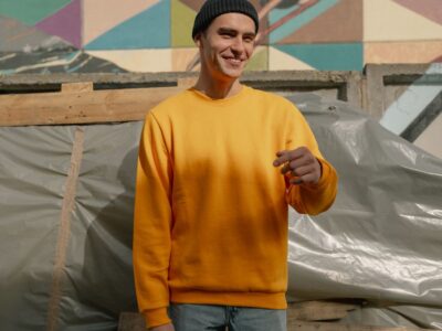 Sudadera crewneck: cómo elegirla para que combine con todo sin parecer uniforme