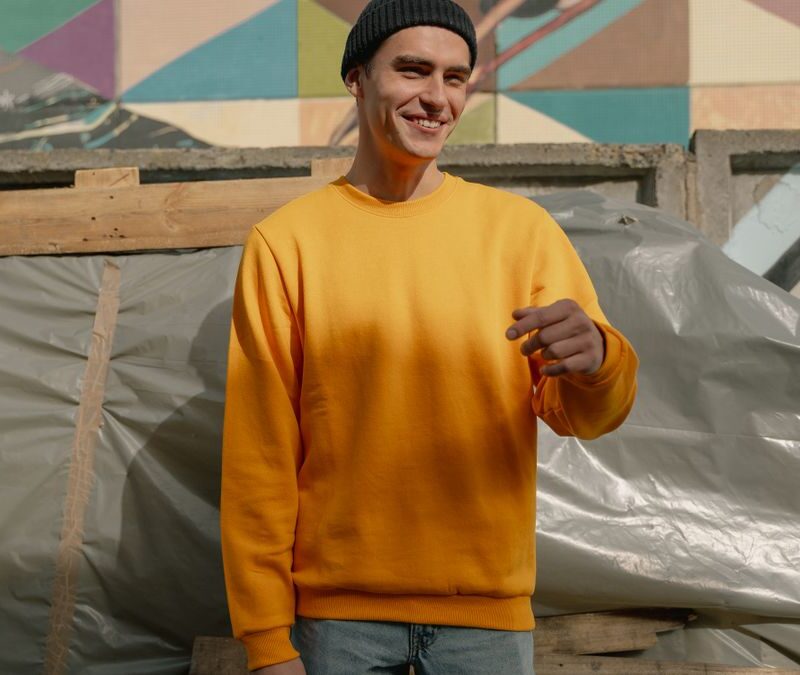 Sudadera crewneck: cómo elegirla para que combine con todo sin parecer uniforme