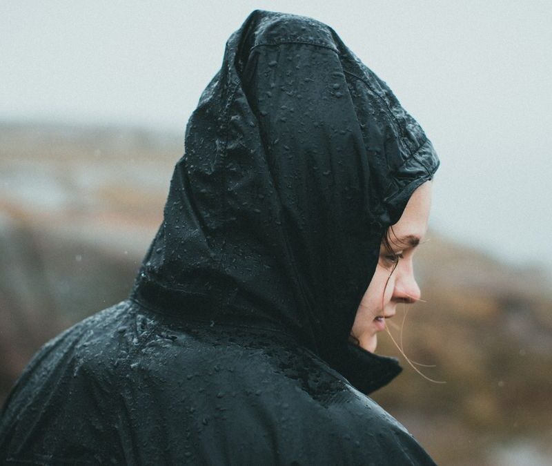 Cómo cuidar la membrana impermeable de tu abrigo sin arruinarla con productos caseros