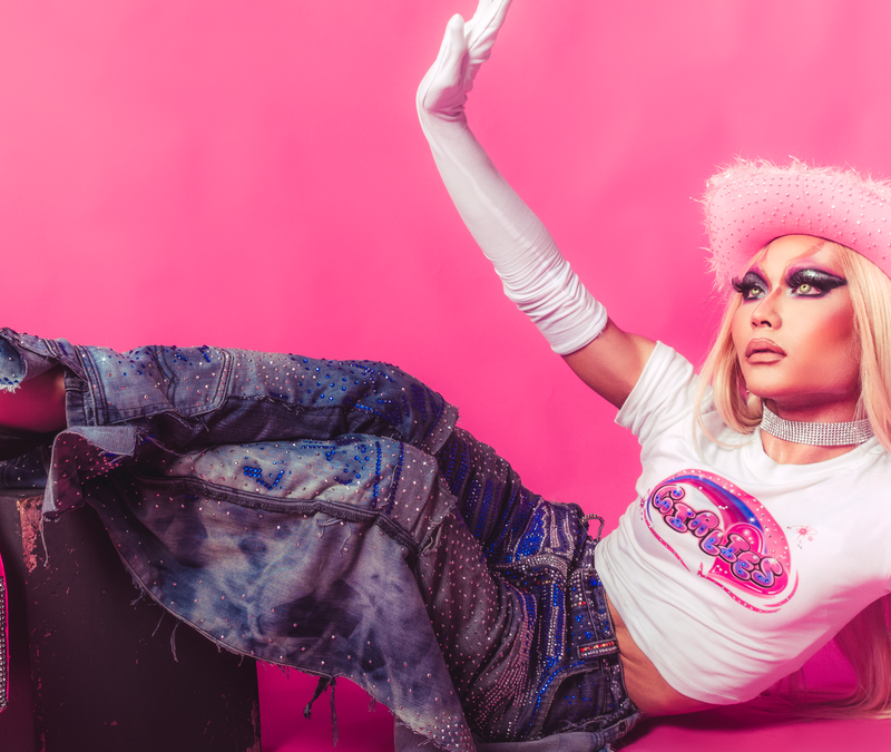 Qué es la estética Y2K en streetwear y cómo llevarla sin que parezca disfraz