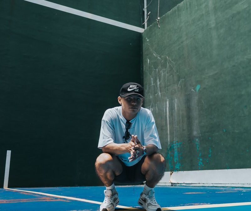 Camisetas oversized: cómo elegir la talla correcta sin que parezca ropa prestada