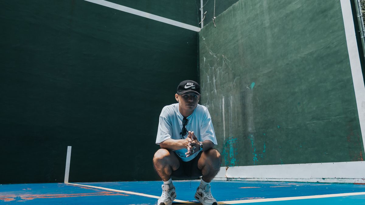 Camisetas oversized: cómo elegir la talla correcta sin que parezca ropa prestada