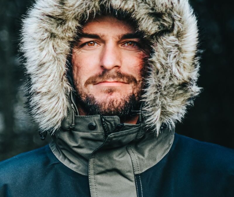 Qué mirar en una parka técnica más allá de la estética: capas, cierre y capucha
