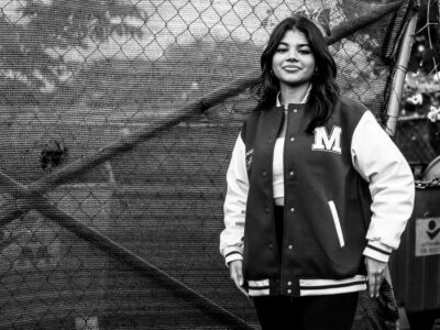 Chaqueta varsity: cómo integrarla en un look de otoño sin que parezca de película americana