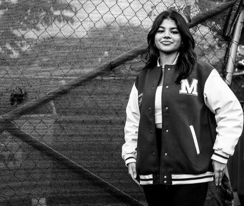 Chaqueta varsity: cómo integrarla en un look de otoño sin que parezca de película americana