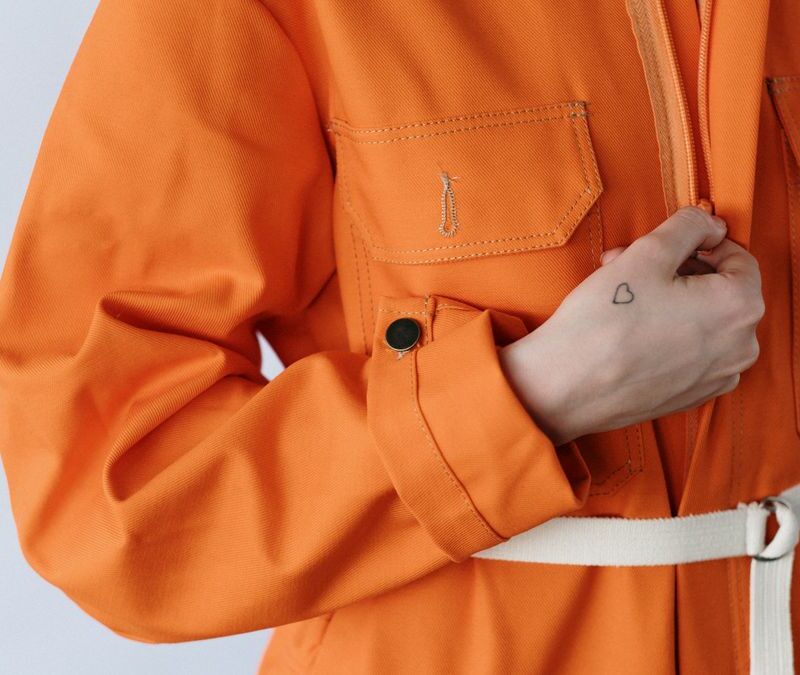 Qué es el estilo workwear y cómo llevarlo sin que parezca literalmente ropa de trabajo