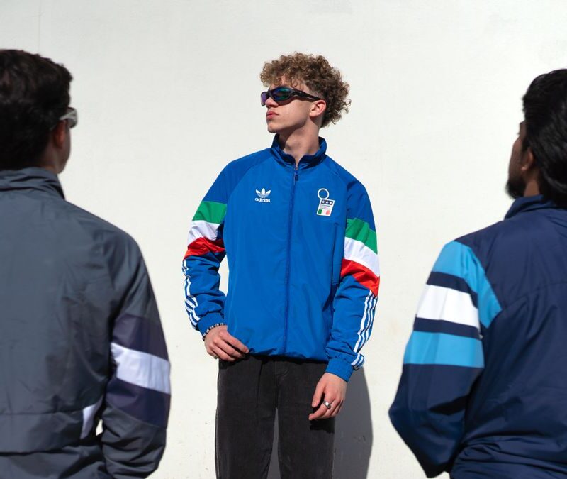 Chaqueta de chándal retro: cómo llevarla con vaqueros sin parecer del gimnasio