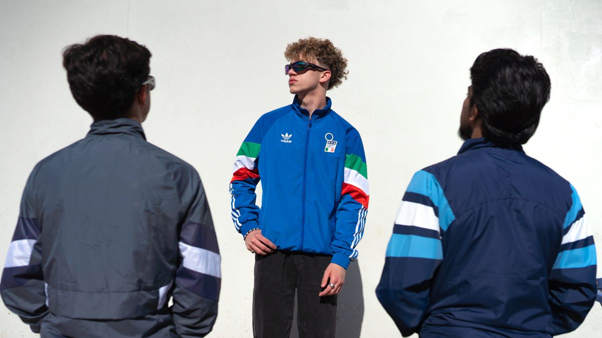 Chaqueta de chándal retro: cómo llevarla con vaqueros sin parecer del gimnasio