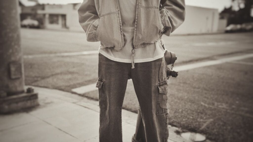 Dripbase como combinar carpenter pants estilo urbano - dripbase-como-combinar-carpenter-pants-estilo-urbano