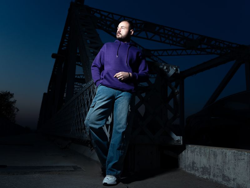 como combinar carpenter pants estilo urbano