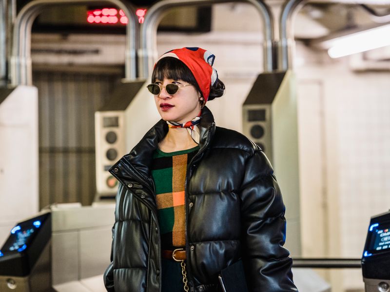 como combinar puffer retro estilo urbano