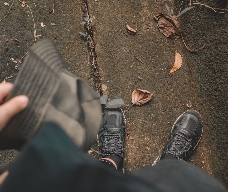 Zapatillas de trail en la ciudad: cuándo tienen sentido y cuándo son solo pose