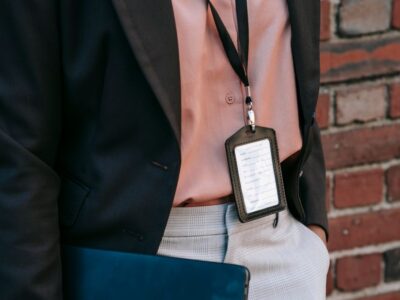 Lanyards y llaveros: cómo llevar las llaves como accesorio sin que parezca de empresa