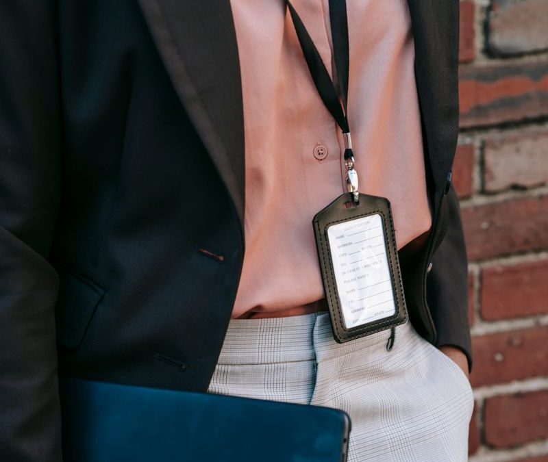 Lanyards y llaveros: cómo llevar las llaves como accesorio sin que parezca de empresa