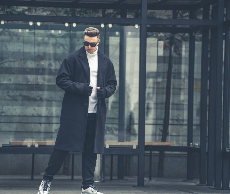 Streetwear minimalista: cómo vestir urbano con pocas prendas y sin logos