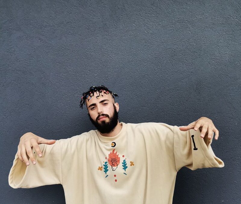 Sudadera oversized de cuello redondo: con qué pantalones equilibrarla para no desaparecer dentro