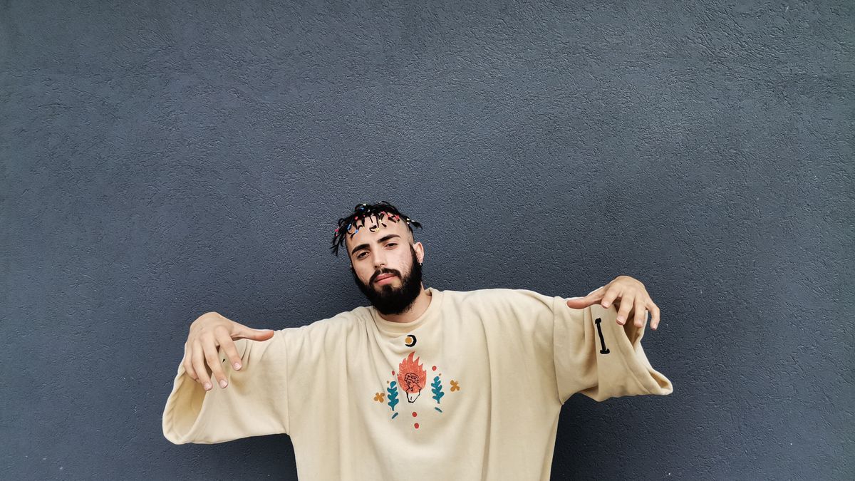 Sudadera oversized de cuello redondo: con qué pantalones equilibrarla para no desaparecer dentro