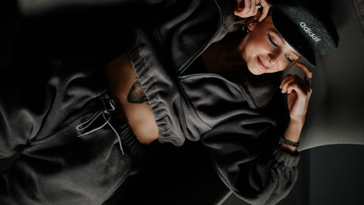 Sudadera de media cremallera: por qué se ha vuelto la prenda comodín del otoño